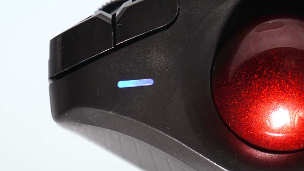 Pro Fit Ergo Vertical Wireless/Wired Trackball青色ステータスランプ点灯の様子