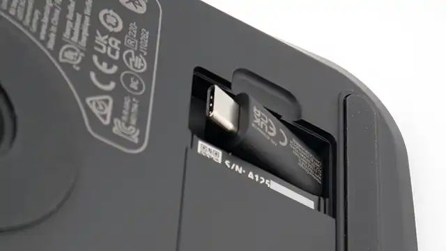 USB無線ドングルを取り出そうとしているところ