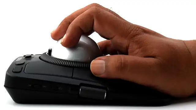 USB無線ドングルを取り出そうとしているところ