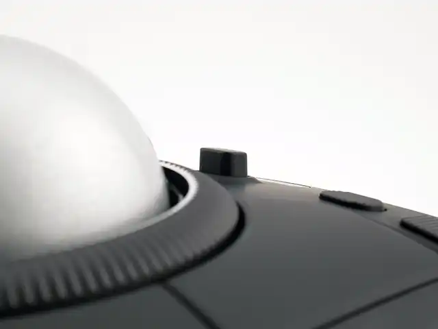 TB800EQ、操作球とリングとローラー、ロゴが入っている写真